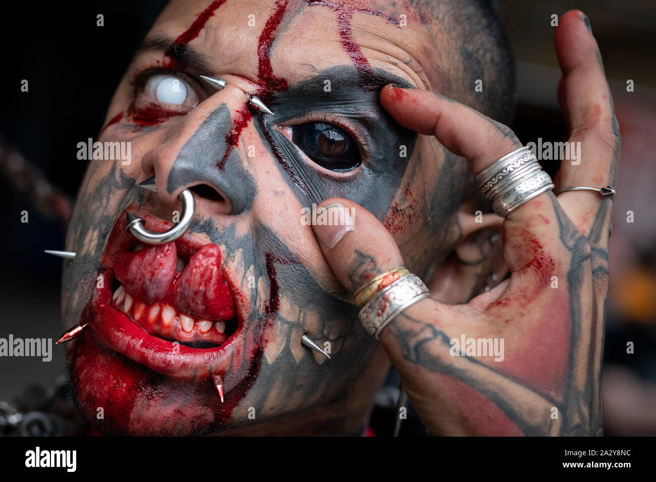 Die extreme body-modifizierte "Zombiepunk' besucht die 15. Internationale Tattoo Convention in London bei Tabak Dock, Großbritannien. Stockfoto