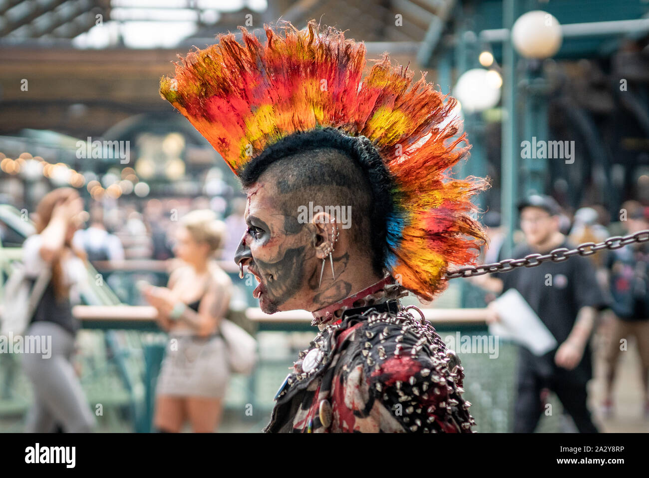 Die extreme body-modifizierte "Zombiepunk' besucht die 15. Internationale Tattoo Convention in London bei Tabak Dock, Großbritannien. Stockfoto
