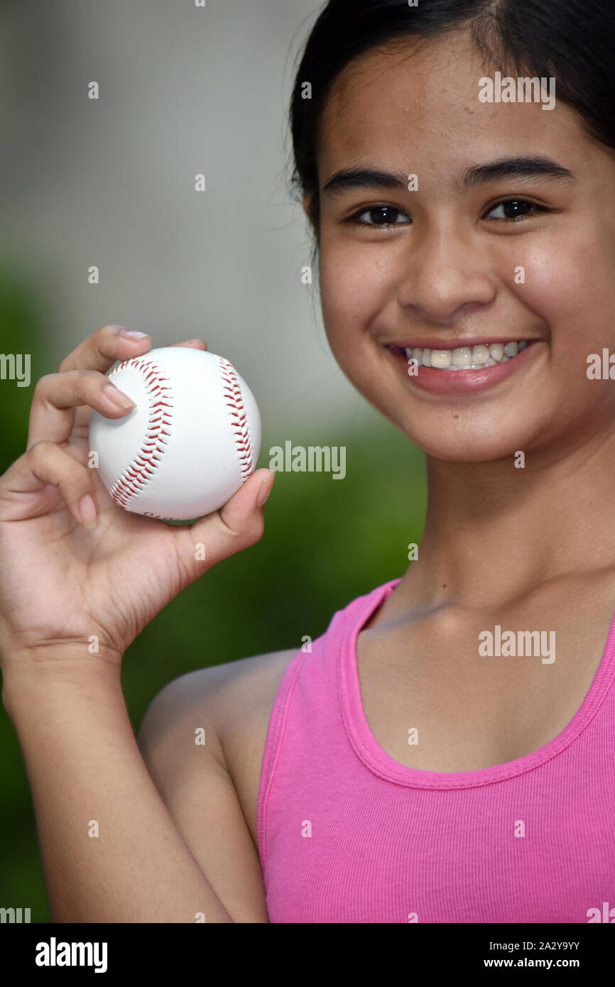 Athlet Filipina weiblichen Baseballspieler lächelnd Stockfoto