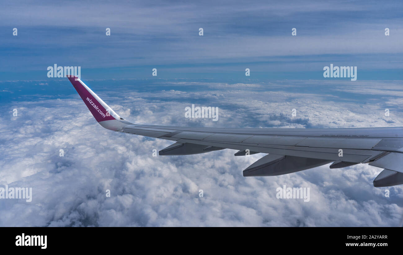 Wolken und ein Flügel von wizzair Airbus vom Flugzeug Fenster. Über den Wolken, Blick aus dem Fenster Stockfoto