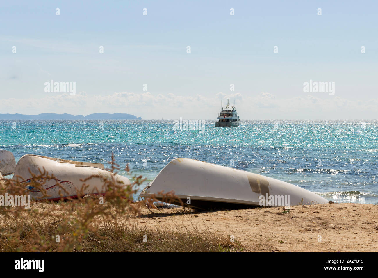 Postkartenmotiv, Mallorca, Yachtcharter, blaues Meer, Urlaub auf Mallorca, Cala Ratjada, Yachtcharter in Meer, dem Strand, Ruderboot am Strand, Fischerboote, Fisch Stockfoto