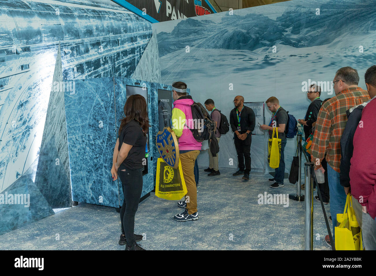 New York, Vereinigte Staaten. 03 Okt, 2019. Cosplayer in der Linie für Protein Bar mit crikcets Stücke für Snowpiercer Serie von Morgen Studios während der New York Comic Con im Jacob Javits Center (Foto von Lev Radin/Pacific Press) Quelle: Pacific Press Agency/Alamy Leben Nachrichten aus Stockfoto