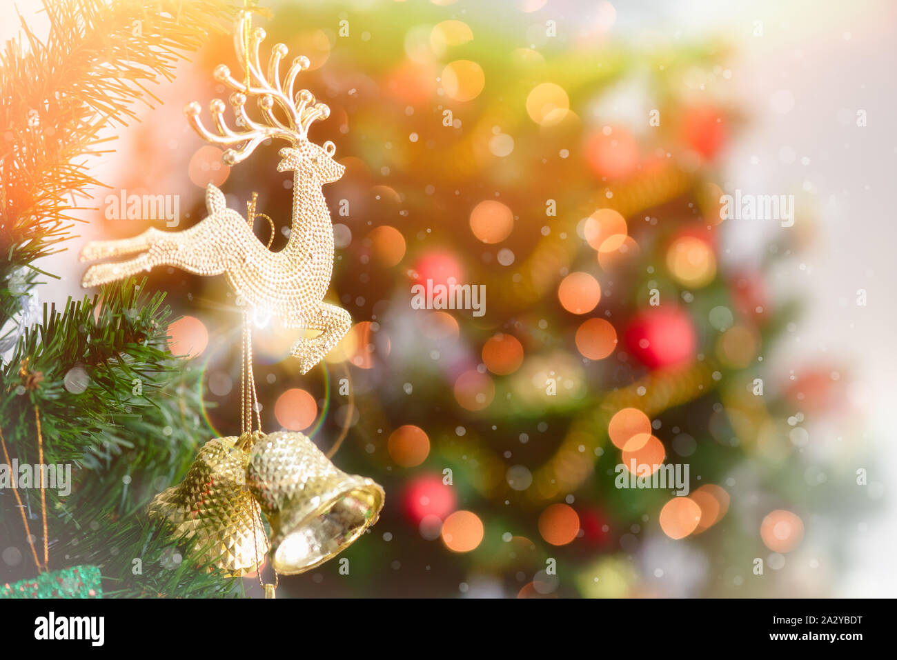 Weihnachtsbaum mit Dekorationen bokeh verschwimmt Glühen. Frohes Neues Jahr und Merry X-Mas. Stockfoto