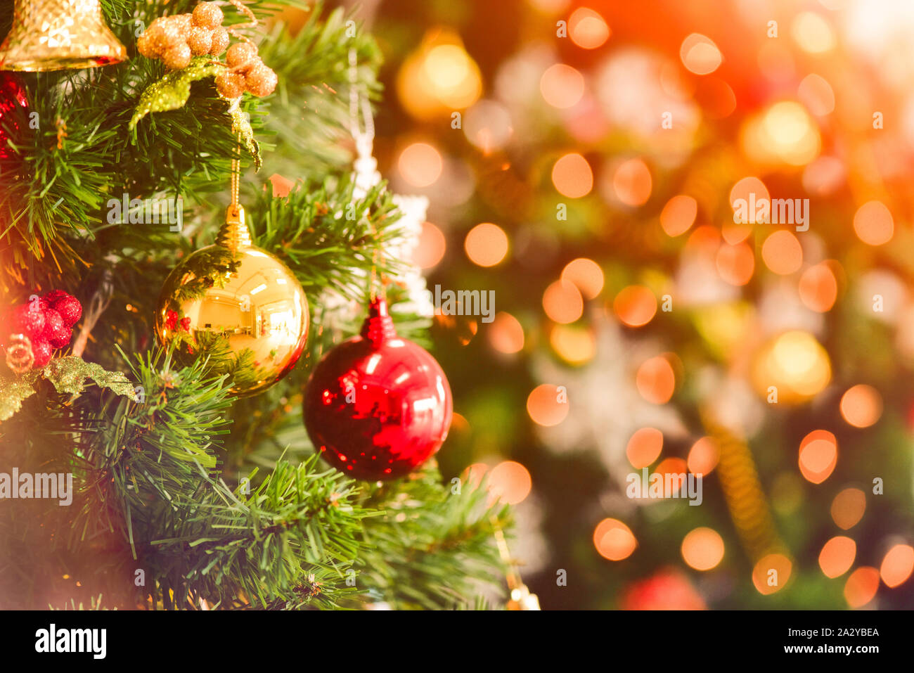Weihnachtsbaum mit Dekorationen bokeh verschwimmt Glühen. Frohes Neues Jahr und Merry X-Mas. Stockfoto