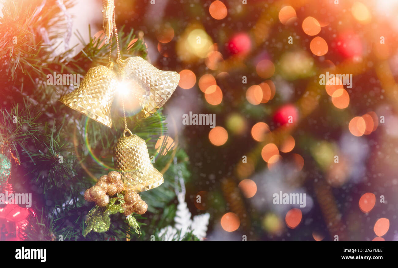 Weihnachtsbaum mit Dekorationen bokeh verschwimmt Glühen. Frohes Neues Jahr und Merry X-Mas. Stockfoto