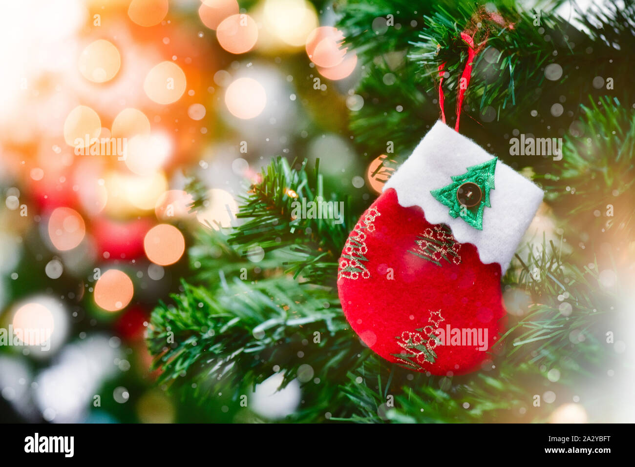 Weihnachtsbaum mit Dekorationen bokeh verschwimmt Glühen. Frohes Neues Jahr und Merry X-Mas. Stockfoto