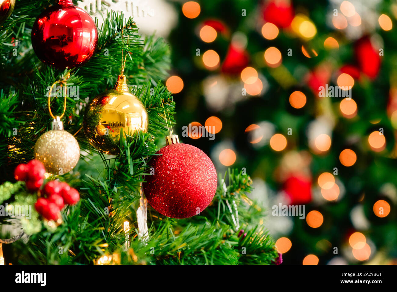 Weihnachtsbaum mit Dekorationen bokeh verschwimmt Glühen. Frohes Neues Jahr und Merry X-Mas. Stockfoto