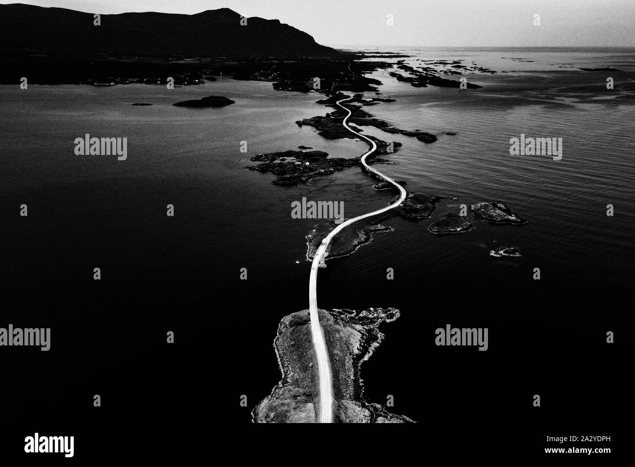 Luftaufnahme des weltberühmten Atlantik Straße. Schwarz Weiss Fotografie. gefilterten Bild von Lärm. Stockfoto