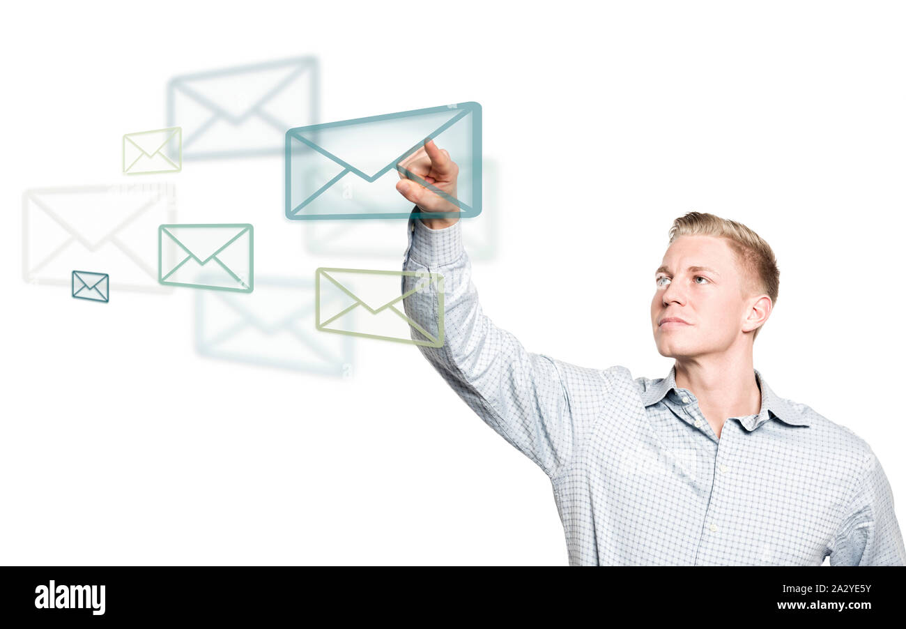 Junge Unternehmer die Auswahl mail Symbol in die Luft. Stockfoto