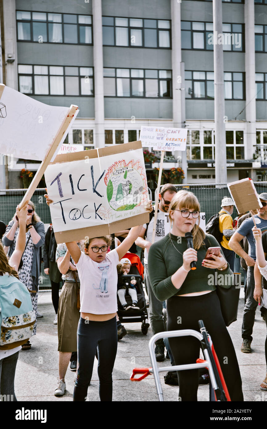 Junge Frau in einer Rede vor dem 20. September, das globale Klima Streik, der Alte Markt, Nottingham, East Midlands, England Stockfoto