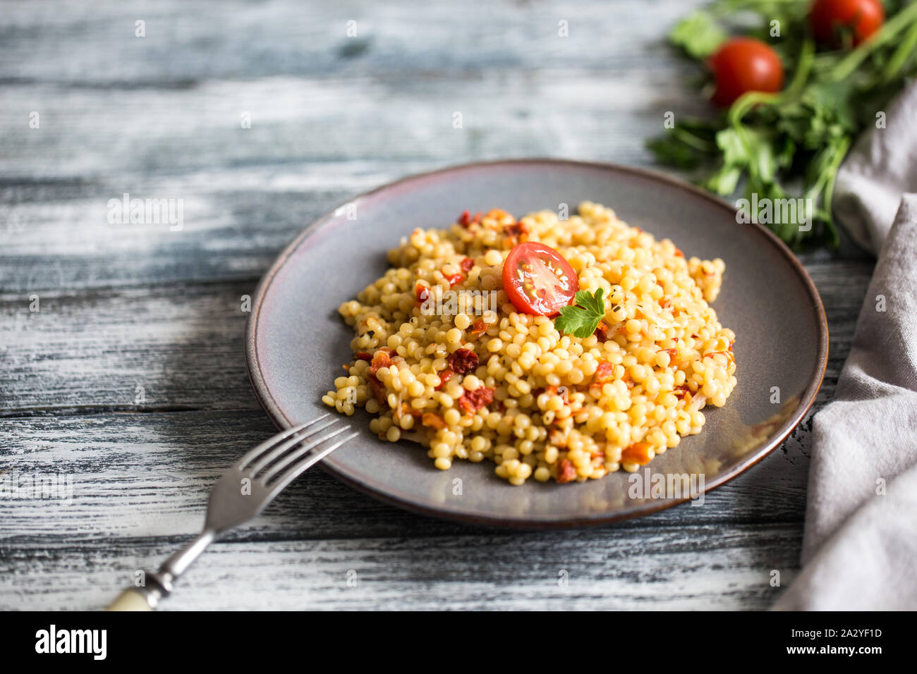 Ptitim oder Birdy, israelische Teigwaren Couscous mit Tomaten und Kräuter/ Stockfoto
