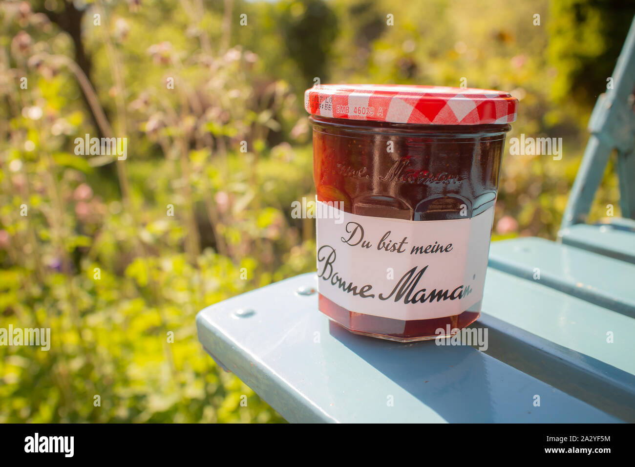 Heidelberg, Deutschland - 08.Mai 2016: Ein Glas von Bonne Maman Marmelade mit dem Aufdruck "Du bist mein Bonne Maman' - 'Du bist meine Bonne Maman" in deutscher Sprache Stockfoto