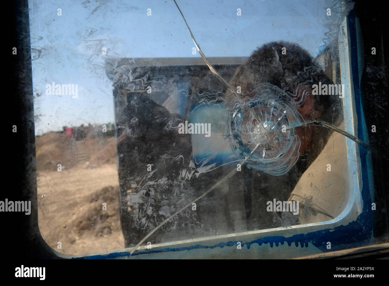Eine kurdische Kämpfer der People's Defence Forces HPG dem militärischen Flügel der Kurdischen Arbeiterpartei PKK durch ein Fenster eines gepanzerten Fahrzeugs mit einschussloch in der Nähe der Stadt Kirkuk im Nordirak durchsetzt ist zu sehen ist Stockfoto