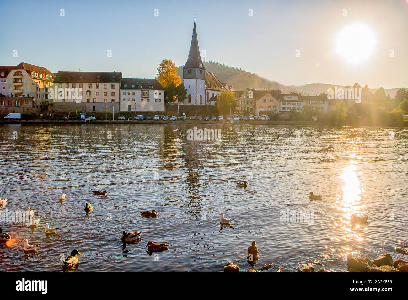 Sonnenuntergang Szene an deutschen Fluss. Neckar und die Stadt Neckargemünd in Süddeutschland Stockfoto