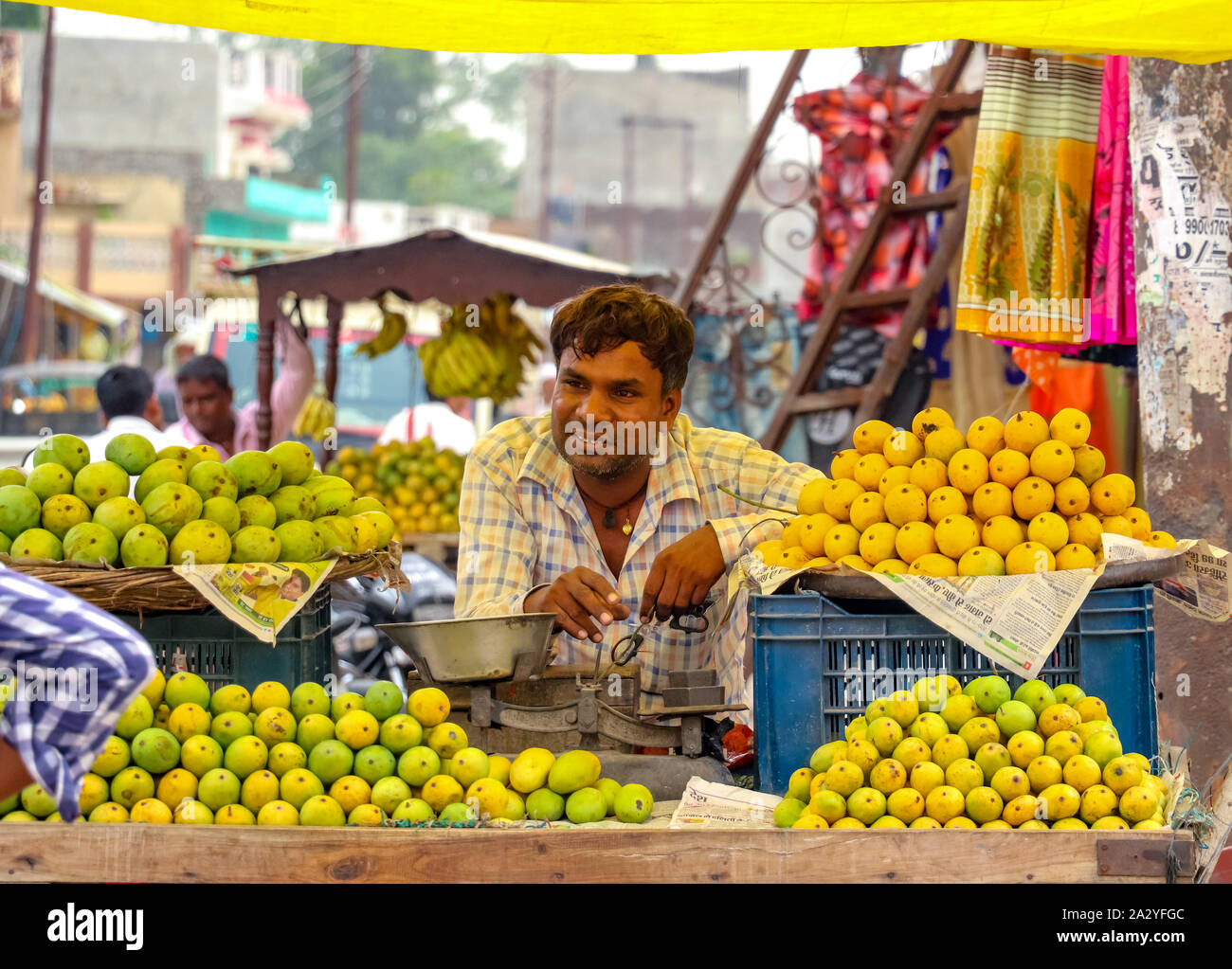 Ein im mittleren Alter indischer Obst Verkäufer der Verkauf tropische Früchte Stockfoto