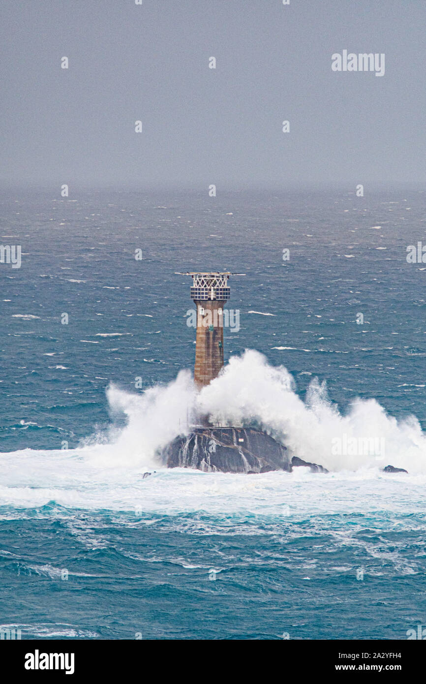 Lands End, Cornwall, UK. 4. Oktober 2019. UK Wetter. Starke Dünung und Wellen Brough von ex Hurrikan Lorenzo Absturz in die 115 m hohe Leuchtturm longships aus Lands End heute Morgen. Kredit Simon Maycock/Alamy Leben Nachrichten. Stockfoto