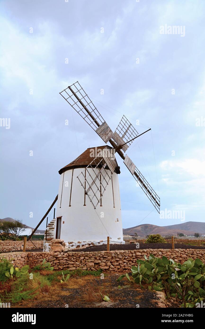 Blick auf traditionelle Windmühle gegen den blauen Himmel in Fuerteventura. Stockfoto