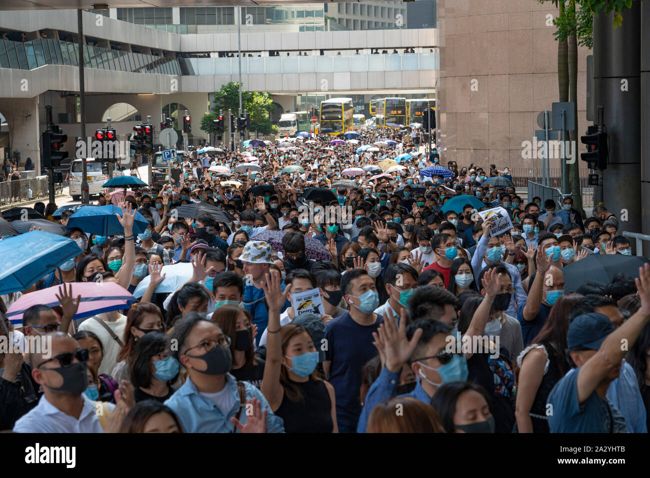 Hong Kong. Vom 4. Oktober 2019. Großen, ruhigen März von Tausenden von pro-demokratischen Befürworter durch Zentral Business Viertel von Hong Kong an diesem Nachmittag. März wurde im Protest gegen Chief Executive Carrie Lam die Verwendung der Notstandsgesetze das Tragen von Masken bei Demonstrationen zu verbieten. Iain Masterton/Alamy Leben Nachrichten. Stockfoto