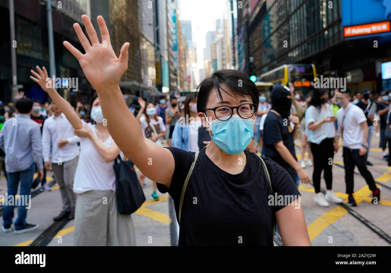 Hong Kong. Vom 4. Oktober 2019. Großen, ruhigen März von Tausenden von pro-demokratischen Befürworter durch Zentral Business Viertel von Hong Kong an diesem Nachmittag. März wurde im Protest gegen Chief Executive Carrie Lam die Verwendung der Notstandsgesetze das Tragen von Masken bei Demonstrationen zu verbieten. Iain Masterton/Alamy Leben Nachrichten. Stockfoto