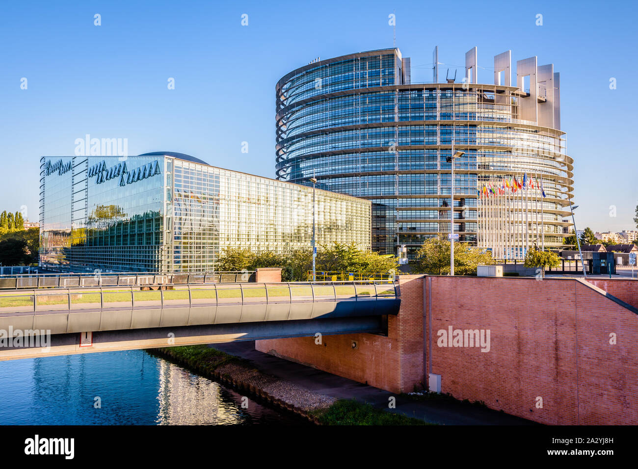 Das Louise-weiss-Gebäude, dem Sitz des Europäischen Parlaments, Baujahr 1999 an den Ufern des Marne-Rhine Canal in Straßburg, Frankreich. Stockfoto