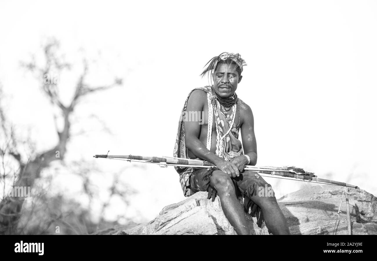 Lake Eyasi, Tansania, 11. September 2019: hadzabe Mann rast mit seinem Pfeil und Bogen Stockfoto