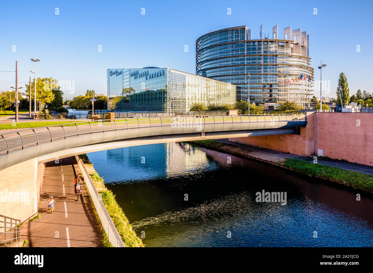 Das Louise-weiss-Gebäude, dem Sitz des Europäischen Parlaments, Baujahr 1999 an den Ufern des Marne-Rhine Canal in Straßburg, Frankreich. Stockfoto