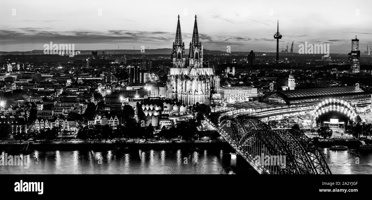 Köln, Deutschland - August 2019: schöne schwarze und weiße Panoramablick Antenne Nacht Landschaft des Gotischen katholischen Kölner Dom, Hohenzollern Brid Stockfoto