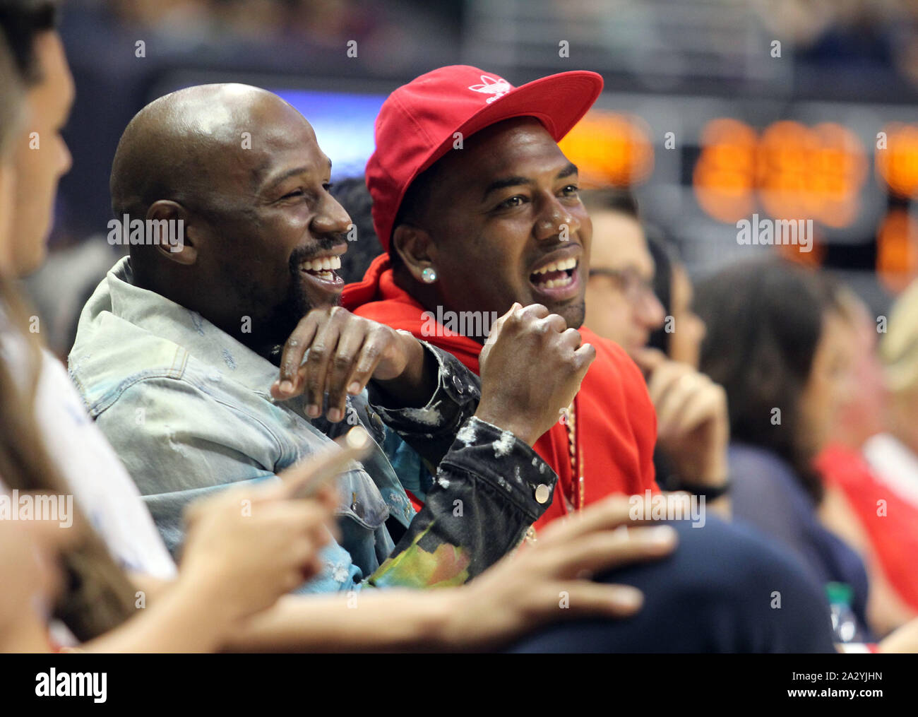Oktober 3, 2019 - Floyd Mayweather jr. setzte courtside während der preseason Spiel zwischen den Los Angeles Clippers und die Houston Rockets in der Stan Polizeichef-Mitte auf dem Campus der Universität von Hawaii in Manoa in Honolulu, HI Michael Sullivan/CSM. Stockfoto