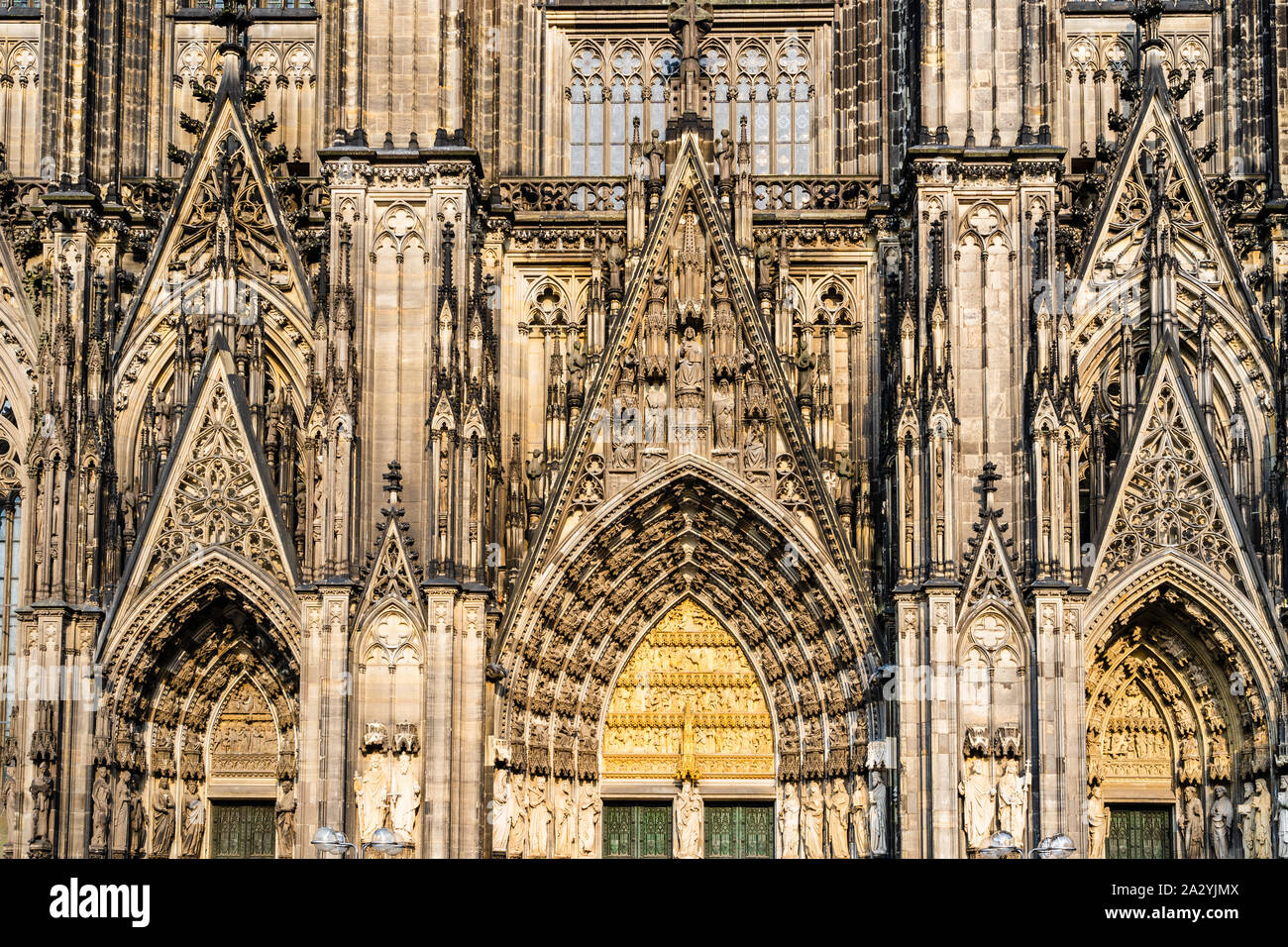 Köln, Deutschland: Skulpturen und Schnitzereien auf der Fassade der gotischen Kathedrale zum Weltkulturerbe der UNESCO. Stockfoto