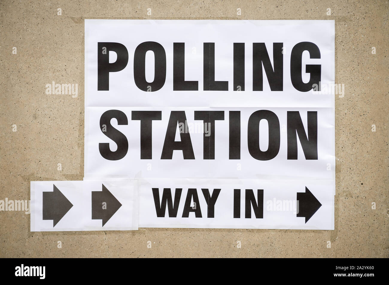 Britischen wahlen Wahllokale Eingang Schild mit Pfeilen, die die Art und Weise, auf einer Straße in London, Großbritannien Stockfoto