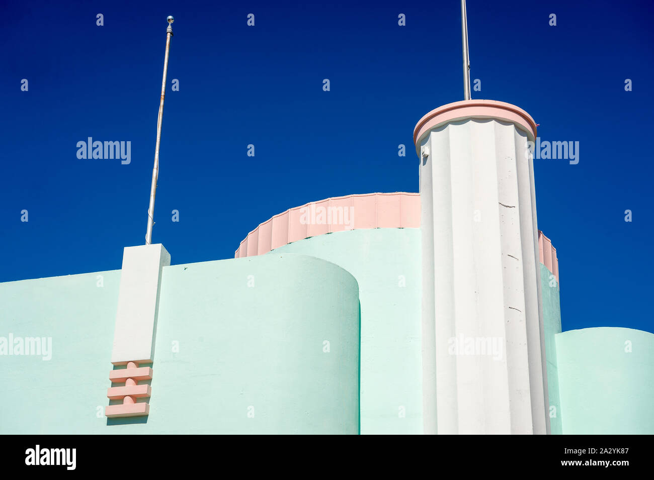 Detail der bunten Art déco-Architektur in Pastelltönen Rosa und Blau in Miami, Florida, USA Stockfoto