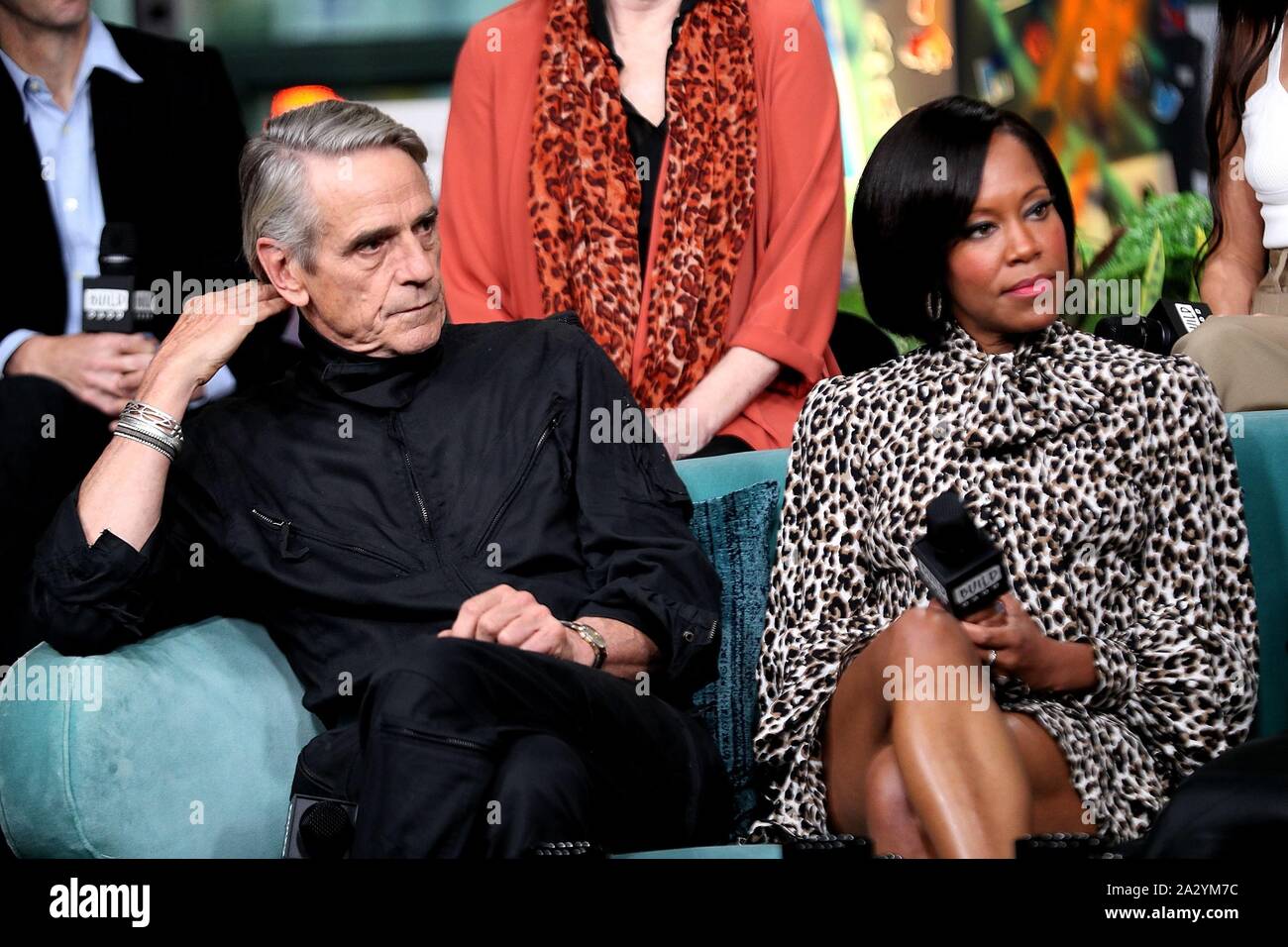 New York, NY, USA. 2. Okt, 2019. Jeremy Irons, Regina König innen für AOL bauen Serie Berühmtheit Candids - MI, AOL bauen Serie, New York, NY, 2. Oktober 2019. Quelle: Steve Mack/Everett Collection/Alamy leben Nachrichten Stockfoto