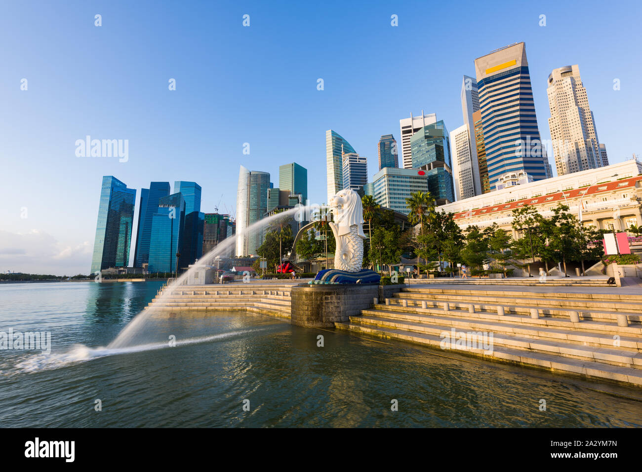 Schönen Morgen Sonnenlicht auf Singapur Stadt und Wahrzeichen Merlion Statue, Symbol von Singapur. Stockfoto