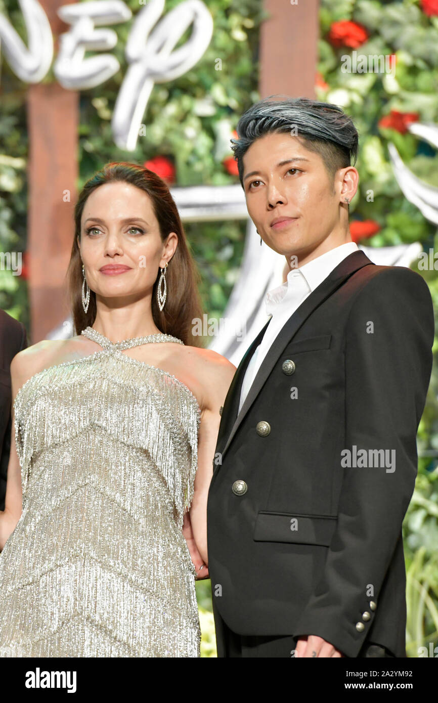 (L - R) Schauspieler Angelina Jolie und Japanische Musiker MIYAVI ein Japan Premiere für Disney's "aleficent: Herrin des Bösen" am 3. Oktober 2019 in Tokio, Japan. Der Film ist eine Fortsetzung von 2014 schlug bin aleficent" und wird am 18. Oktober veröffentlicht. Quelle: LBA/Alamy leben Nachrichten Stockfoto