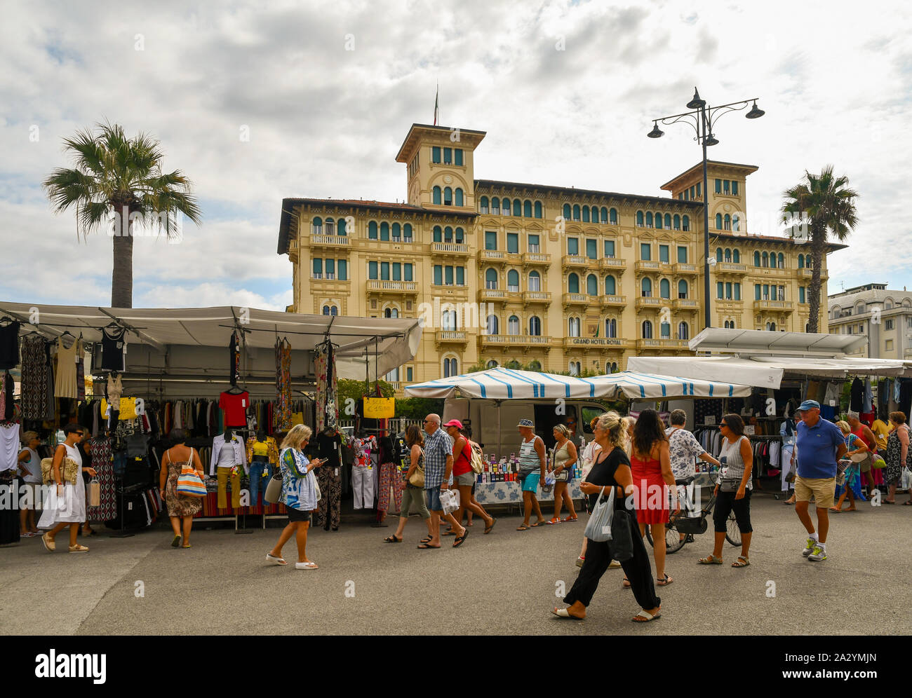 Street Market an der Küste von Viareggio mit Menschen, Touristen und das Grand Hotel Principe Di Piemonte im Sommer, Versilia, Toskana, Italien Stockfoto