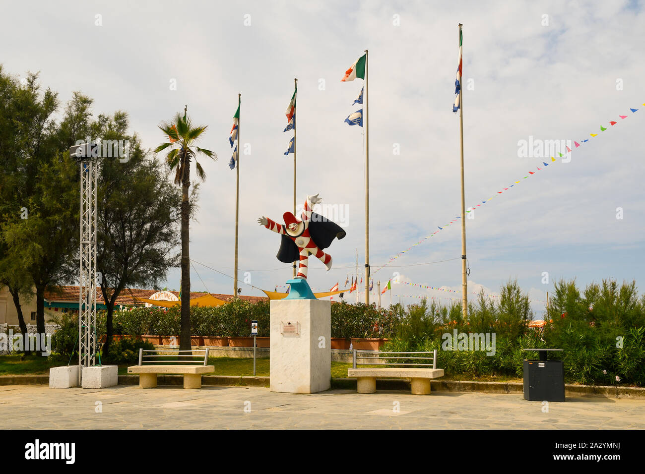 Blick auf die Strandpromenade von Viareggio mit der Statue von Burlamacco, das Symbol und Maskottchen der berühmten Karneval, Versilia, Toskana, Italien Stockfoto