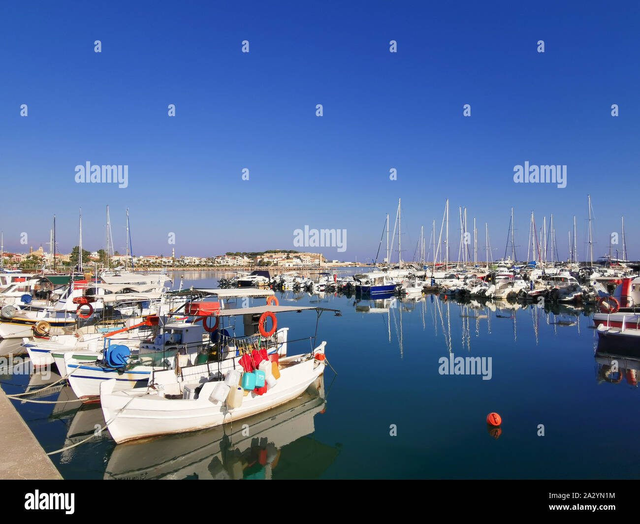 Fischerboote im Hafen im Sommer Stockfoto