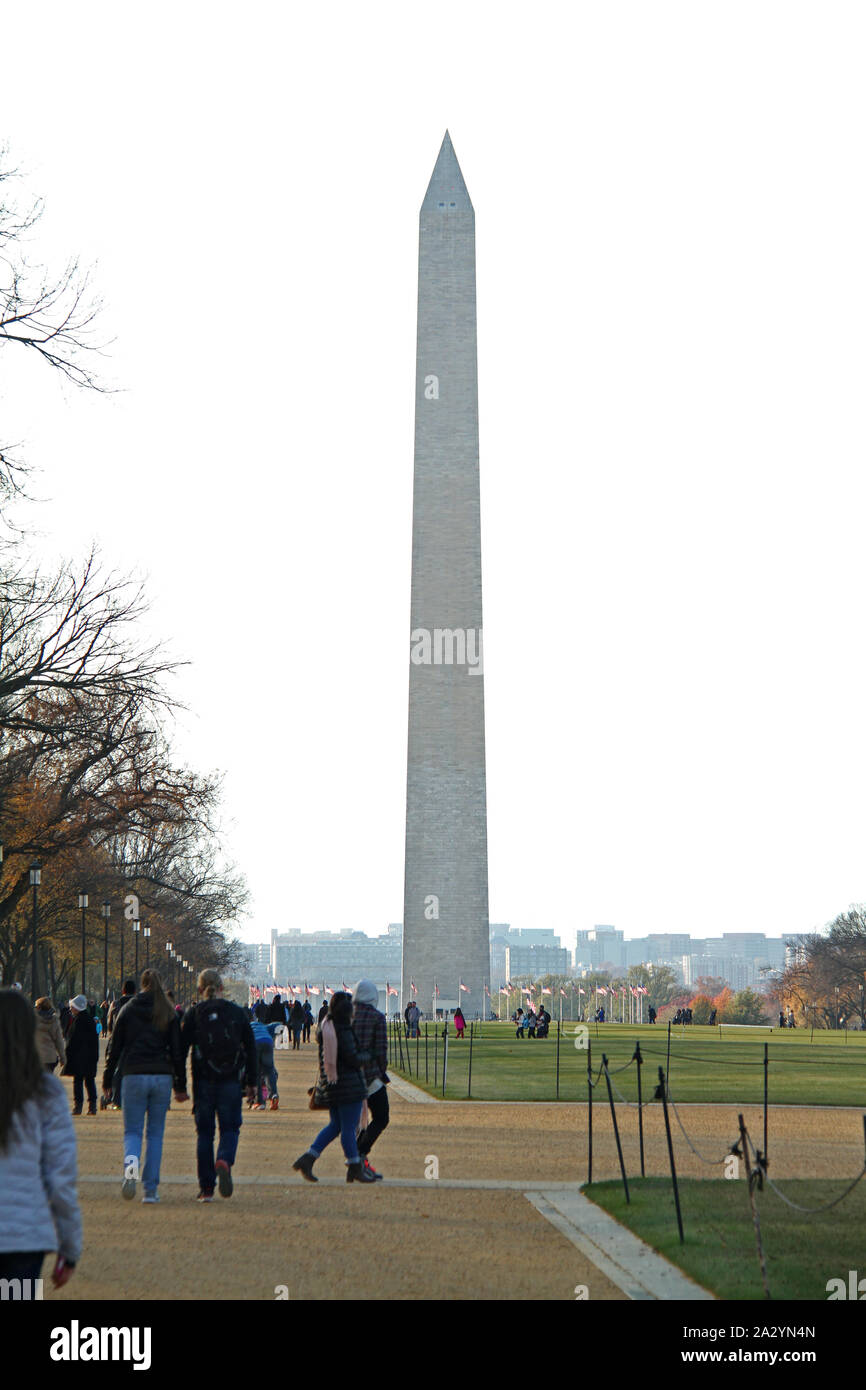 Das Washington Monument in Washington DC, USA. Menschen, die in der National Mall. Stockfoto