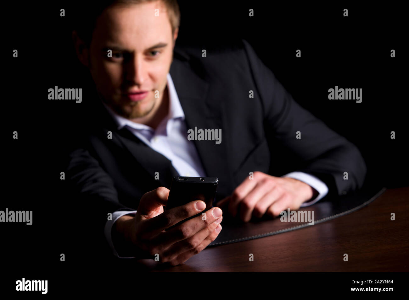Geschäftsmann Kontrolle SMS-Nachrichten auf dem Telefon. Stockfoto