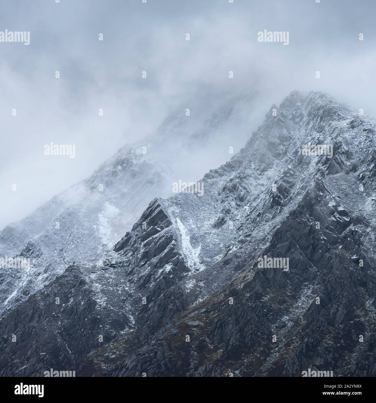 Atemberaubende Detailgenauigkeit Landschaft Bilder von schneebedeckten Pen Jahr Ole Wen Berg in Snowdonia während der dramatischen Sturm Stockfoto