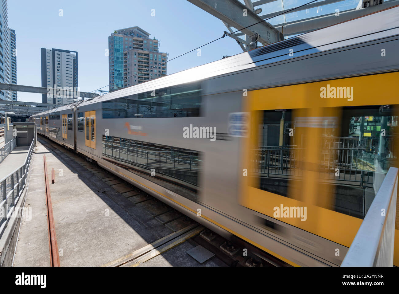 Ein Waratah eine Reihe Zug zieht in Geschwindigkeiten in Chatswood Bahnhof am Ufer des North Sydney, Australien Stockfoto