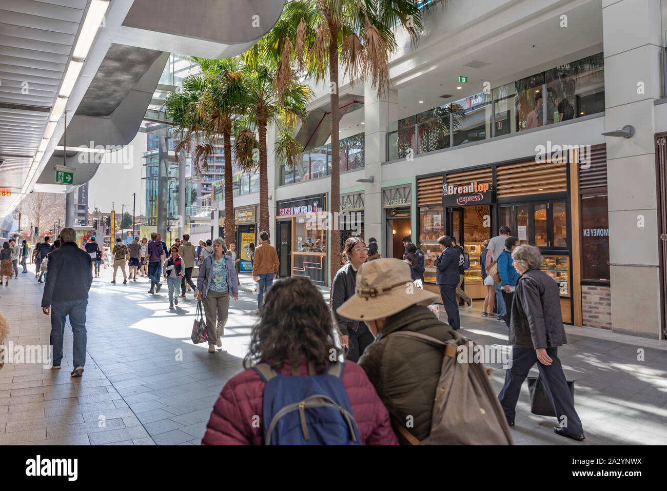 Menschen zu Fuß durch die chatswood Interchange, die den Bahnhof mit Chatswood Einzelhandel und Bus Terminal verbindet Stockfoto