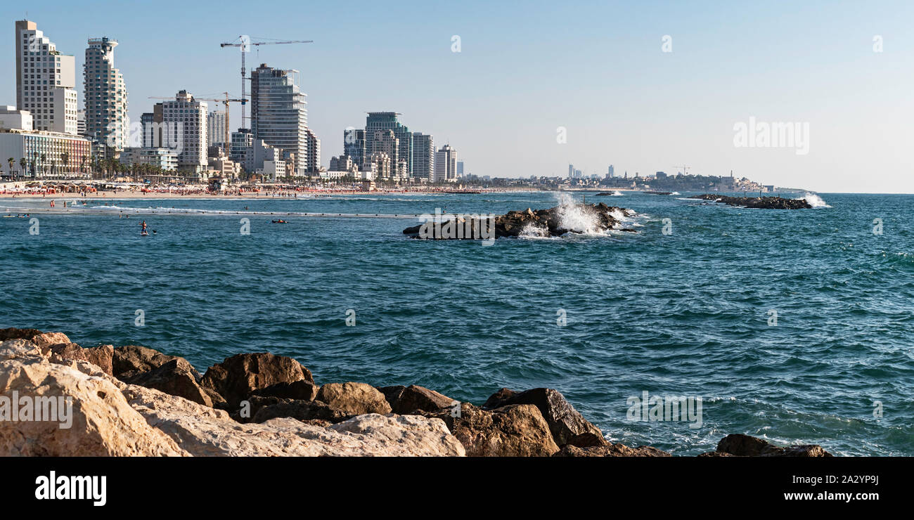 Tel Aviv yafo Stränden von der Marina Promenade, Mole, die mit Touristen und Badegäste im Hintergrund Stockfoto