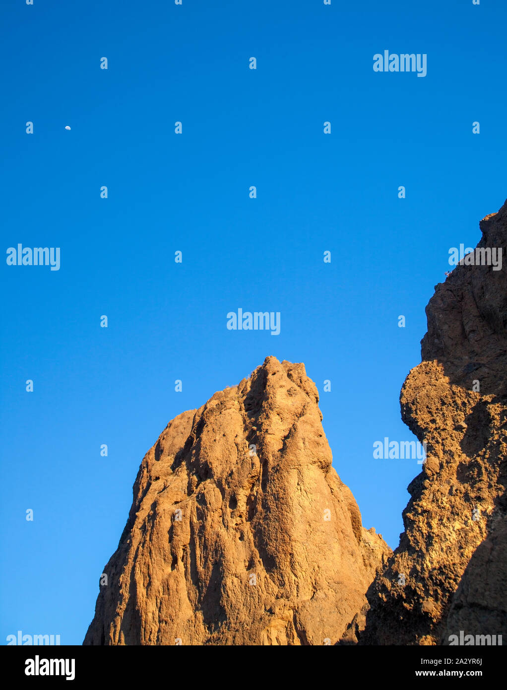 Roque Bentayga, einer der berühmtesten Felsen der Insel Gran Canaria, als aus dem Osten, morgen Licht gesehen Stockfoto