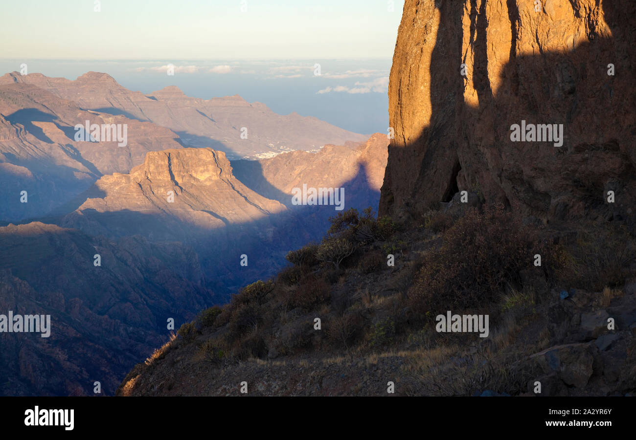 Roque Bentayga, einer der berühmtesten Felsen der Insel Gran Canaria, als aus dem Osten, morgen Licht der Herbst-tagundnachtgleiche gesehen Stockfoto