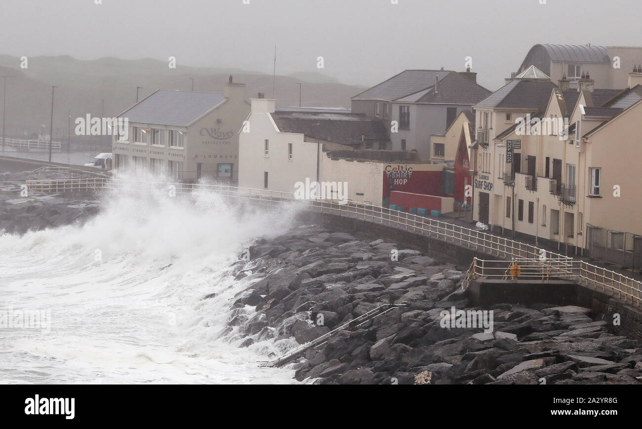 Wellen gegen die Kaimauer in Lahinch, County Clare, an der Westküste von Irland, in der sich Tausende von Haushalten und Unternehmen haben ohne Strom gelassen worden als Sturm Lorenzo in ganz Irland. Stockfoto