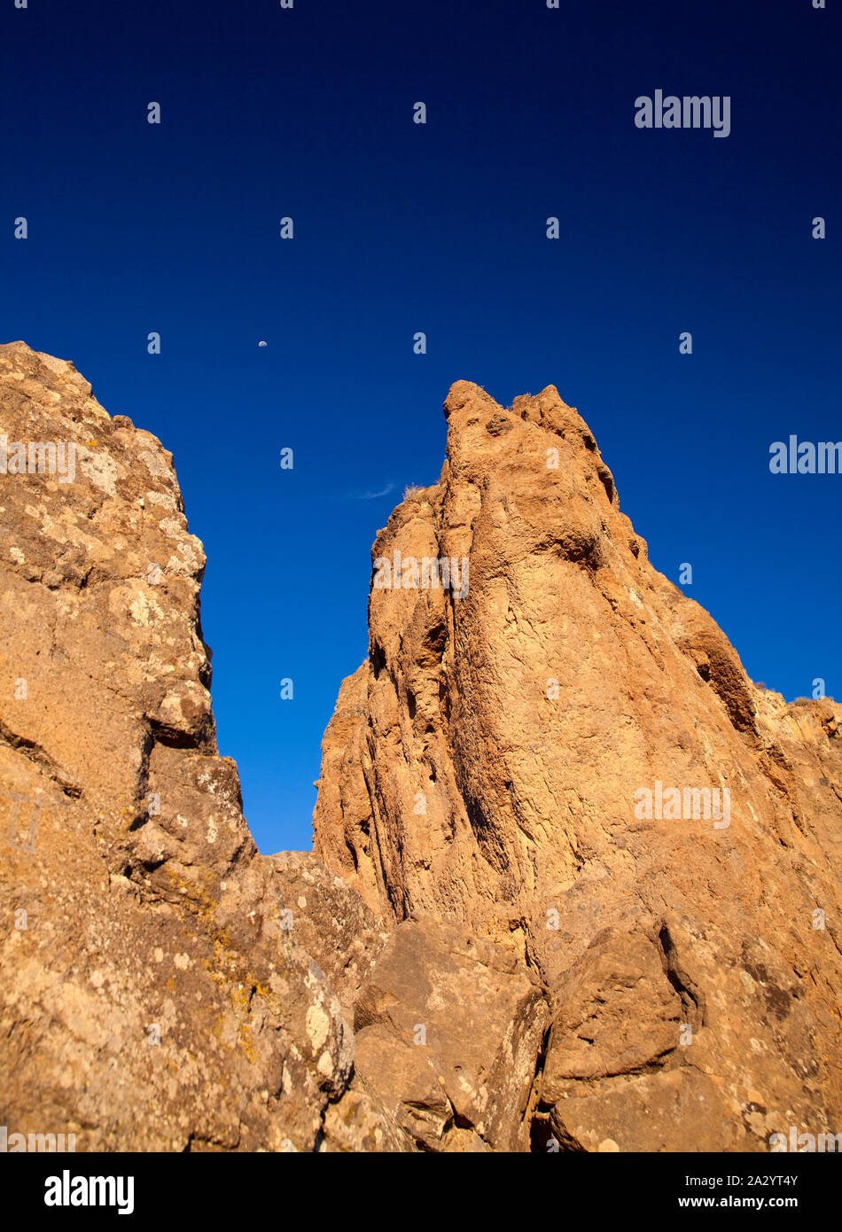 Roque Bentayga, einer der berühmtesten Felsen der Insel Gran Canaria, als aus dem Osten, morgen Licht der Herbst-tagundnachtgleiche gesehen Stockfoto