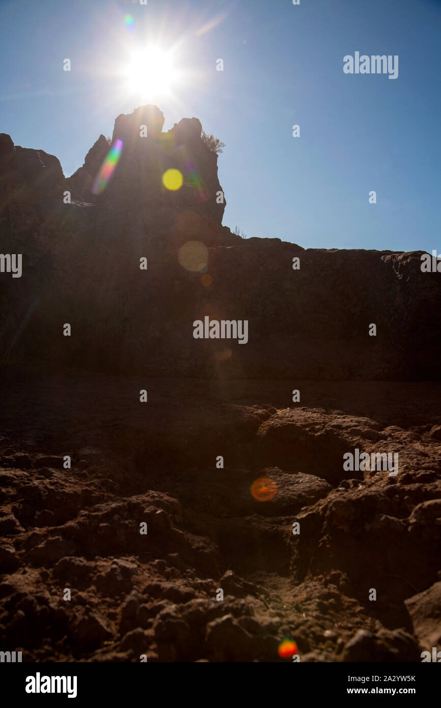 Sitzung sunrise der Herbst-tagundnachtgleiche am Roque Bentayga, einer der berühmtesten Felsen der Insel f Gran Canaria, Sonnenlicht, schlug einen Schnitzen. Stockfoto