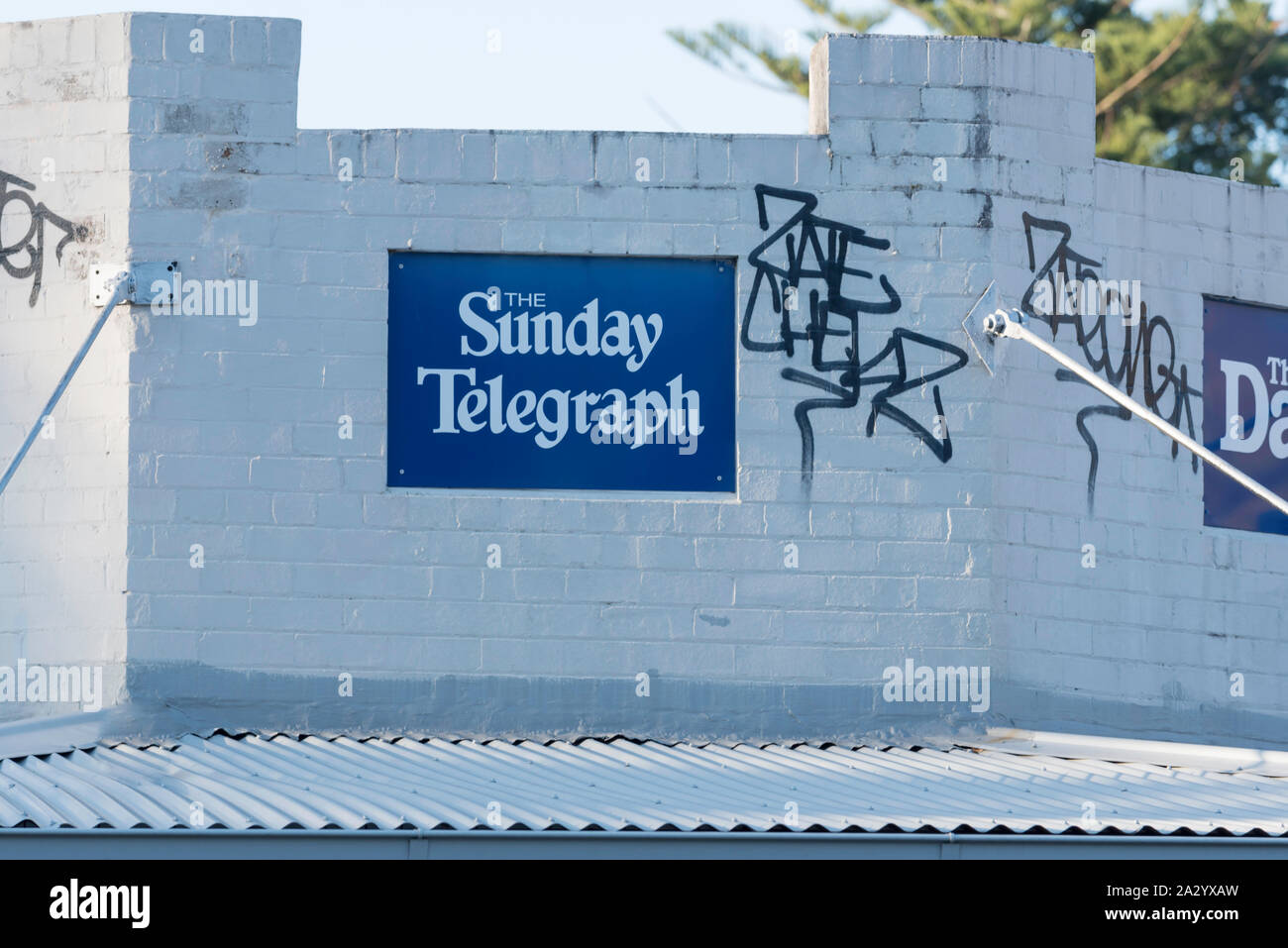 Ein großes Schild über einem alten Shop Werbung in Australien (Sydney) Zeitung Stockfoto