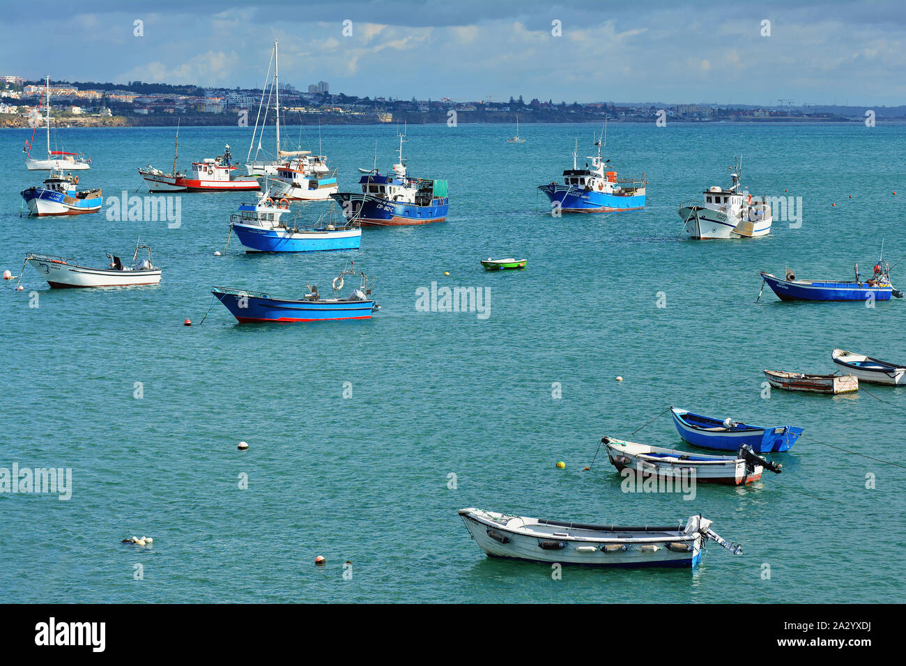 Fischerboote und luxuriöse Yachten am Jachthafen von Cascais, Seebad und Fischerdorf in Lissabon, Portugal angedockt Stockfoto